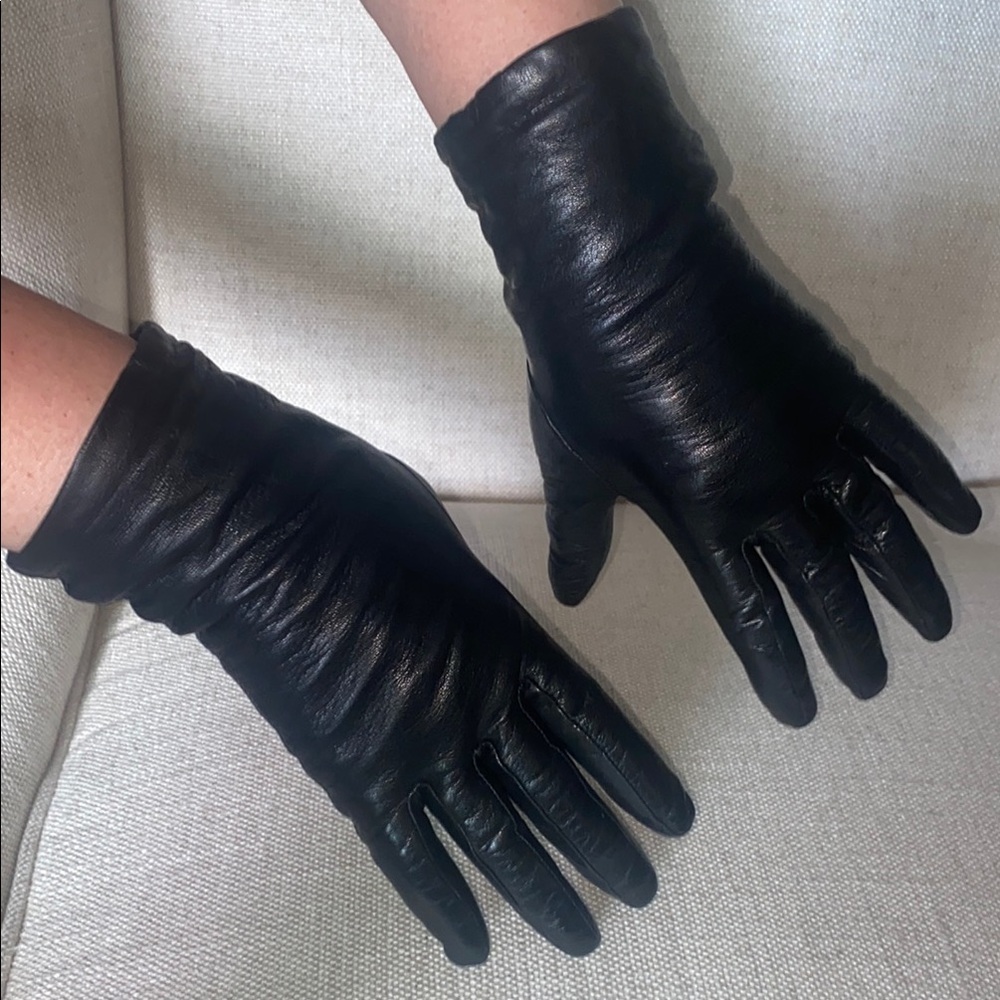 Elegant Black Leather Gloves - size 7